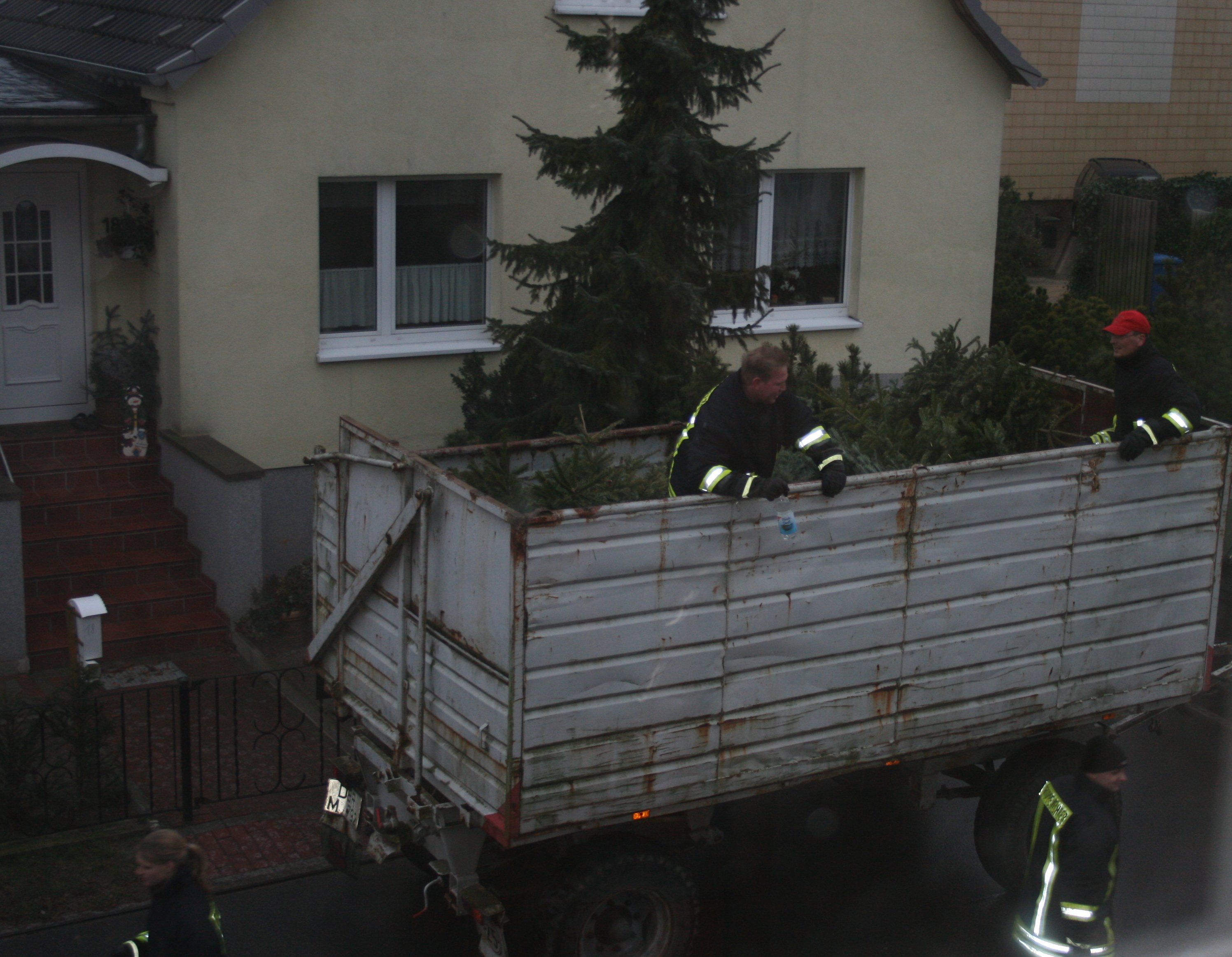 Achtung Tannenbäume her Heute nachmittag sammelt die Kröpeliner Feuerwehr die Tannenbäume für das nächste Woche stattfindende Tannebaumverbrennen ein. Achja für alle die es verpasst haben, ihr könnt sicher...