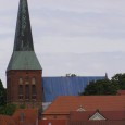 Verhüllt Christo die Kirche, haben sich sicherlich schon einige Scherzbolde gefragt. Nein zur Zeit wird das Dach des Mittelschiffes der Kröpeliner Kirche saniert. P.S.: Vielen...