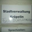 Gesehen am Rathaus Sachbeschädigung oder Meinungsäußerung oder beides?